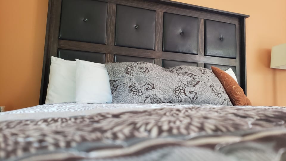 King Suite - Deluxe | Individually furnished, laptop workspace, iron/ironing board, free WiFi
