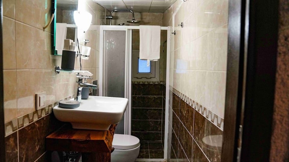 Suite, Balcony, Marina View | Bathroom shower