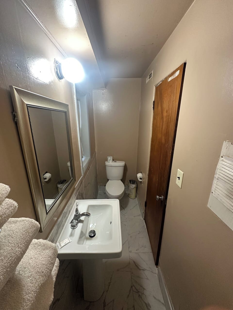 Single Room, 1 Queen Bed | Bathroom | Towels, soap, shampoo, toilet paper