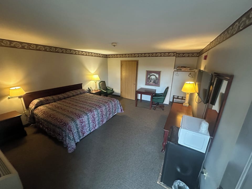 Single Room, 1 King Bed | Desk, laptop workspace, free WiFi