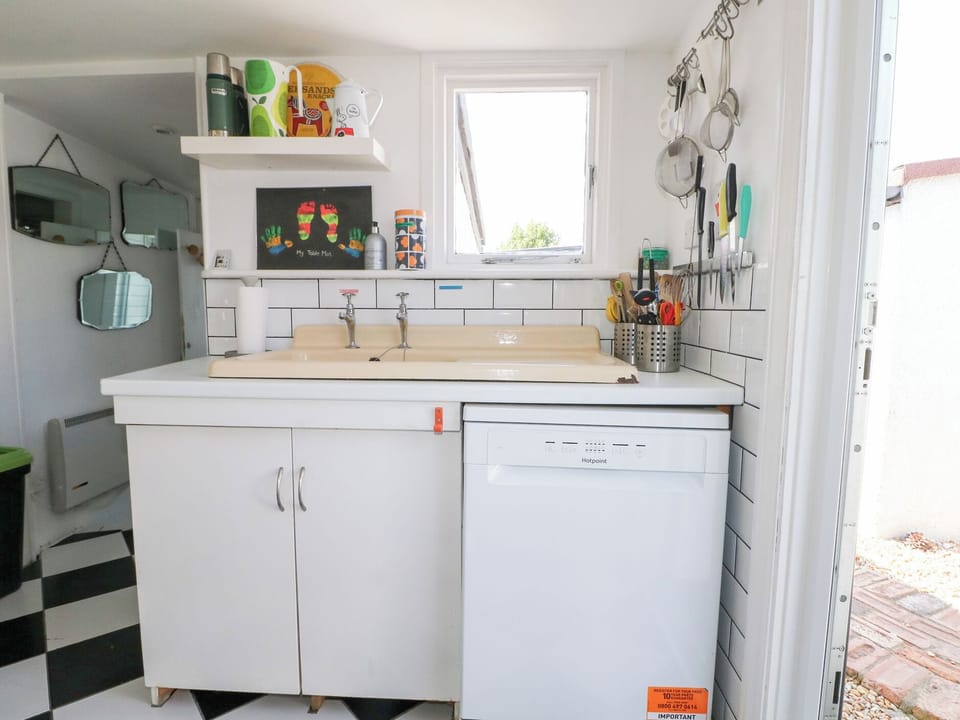 Dishwasher, cookware/dishes/utensils