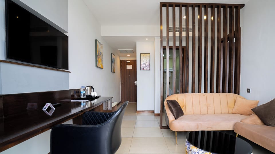 Executive Room, 1 King Bed, Non Smoking, Lake View | In-room safe, desk, laptop workspace, blackout drapes