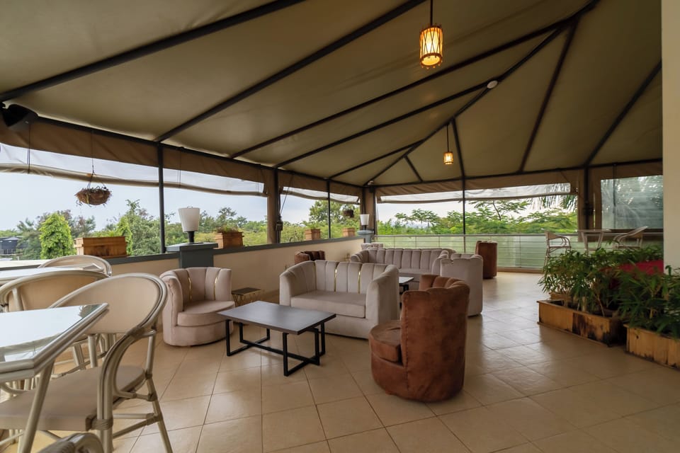 2 bars/lounges