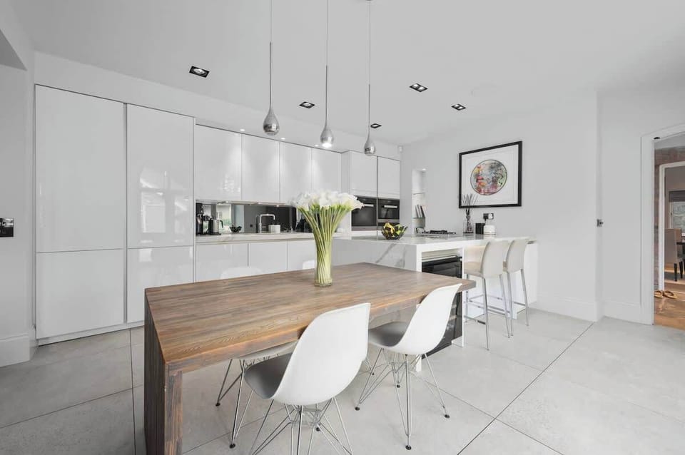 Start your morning at the breakfast bar in this modern, fully equipped kitchen