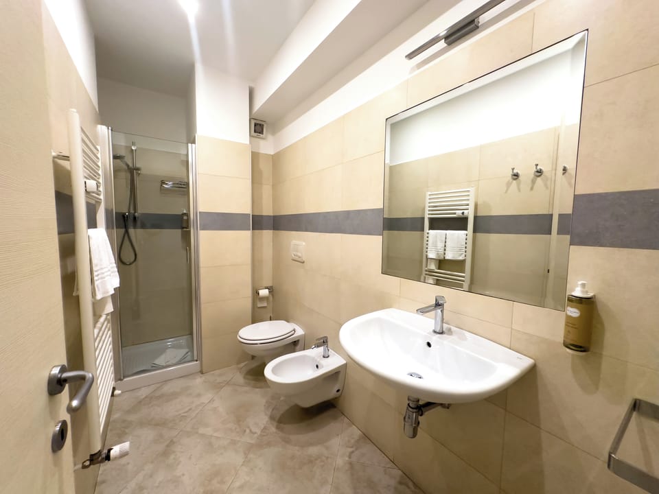 Deluxe Quadruple Room | Bathroom