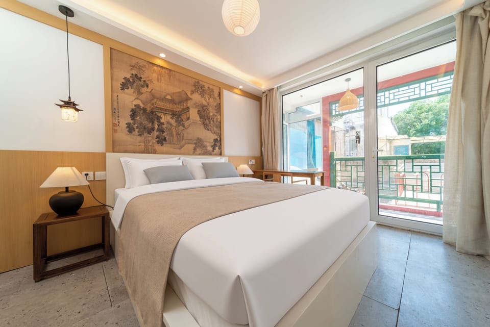 Hypo-allergenic bedding available, blackout drapes, WiFi (free)