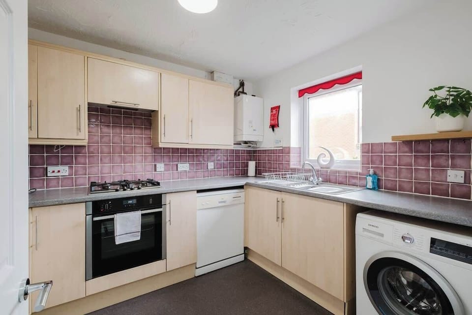 Prepare meals with ease in the well-equipped kitchenette, complete with an oven, hob and washing machine.