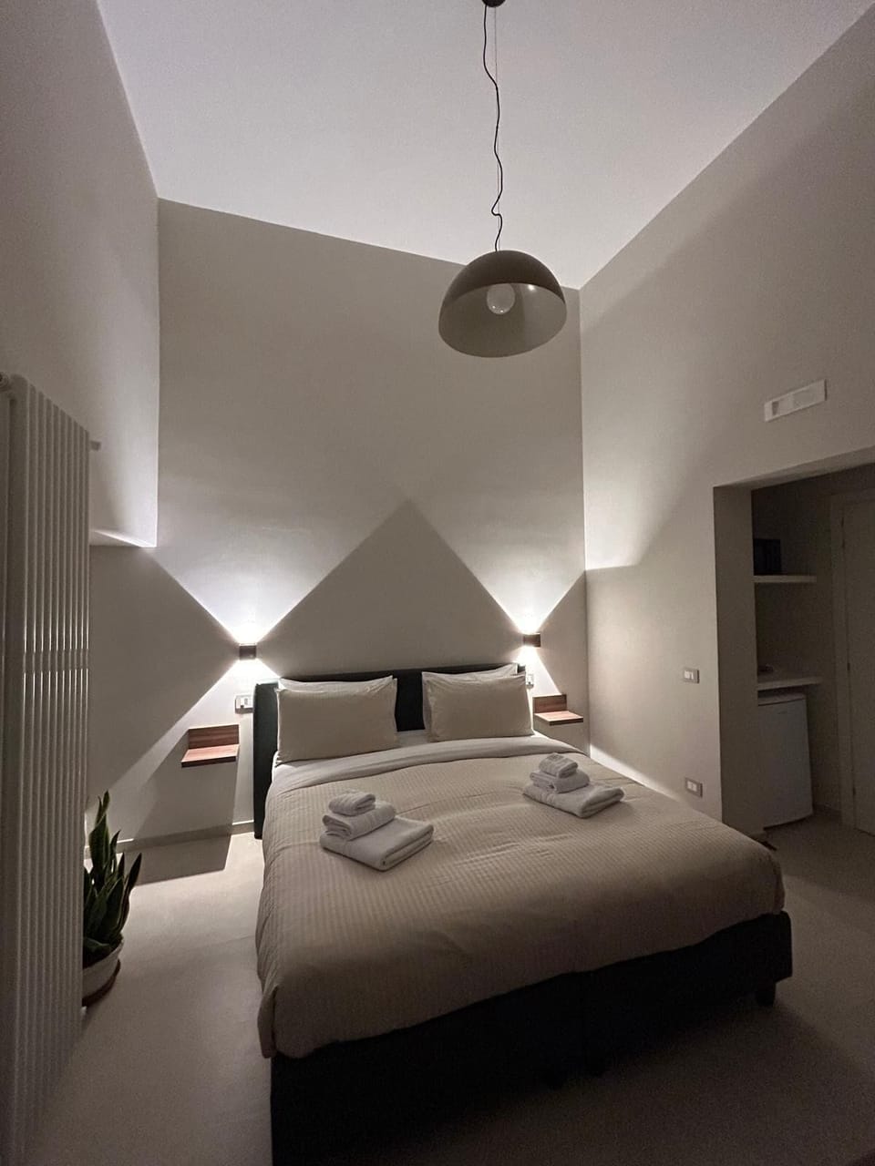 Classic Double Room, 1 Bedroom | Down comforters, pillowtop beds, in-room safe, laptop workspace