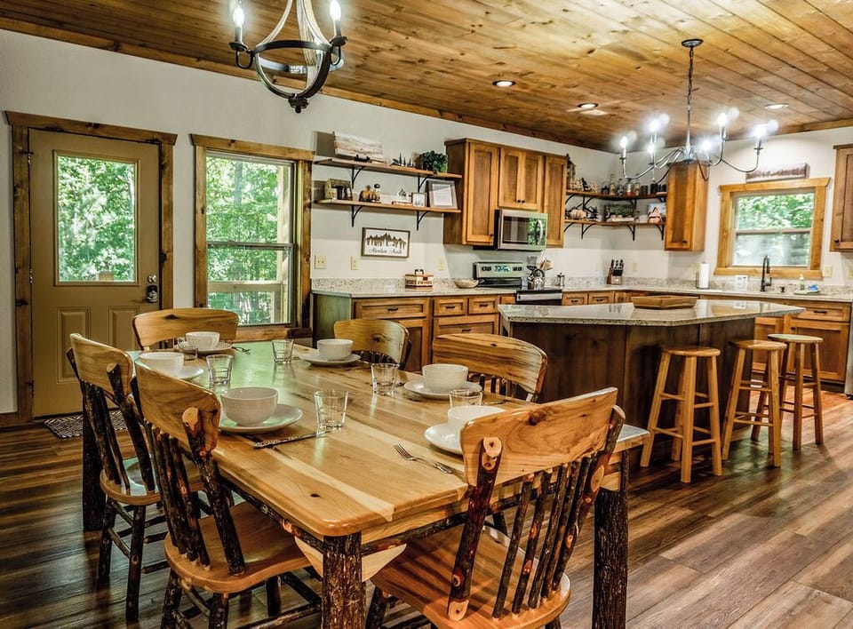 Where good food meets great company - your mountain dining retreat awaits.