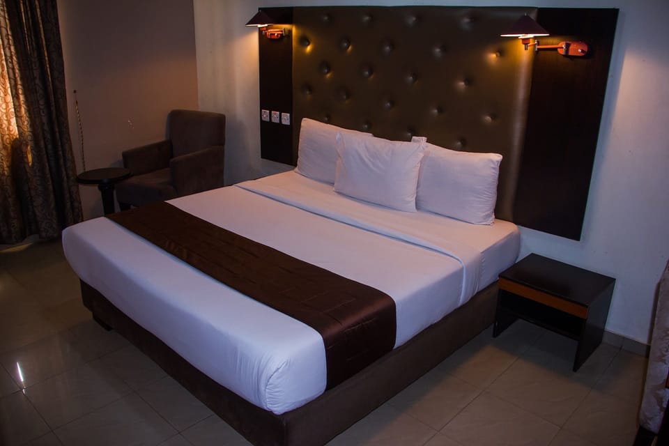 Executive Suite | Premium bedding, desk, laptop workspace, free WiFi