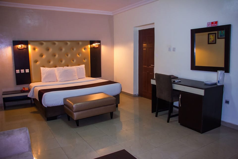 Executive Suite | Premium bedding, desk, laptop workspace, free WiFi