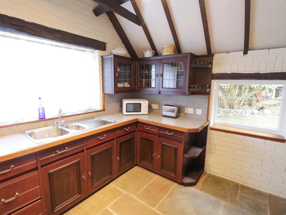 Fridge, microwave, dishwasher, cookware/dishes/utensils