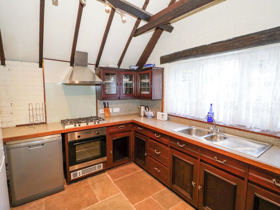 Fridge, microwave, dishwasher, cookware/dishes/utensils