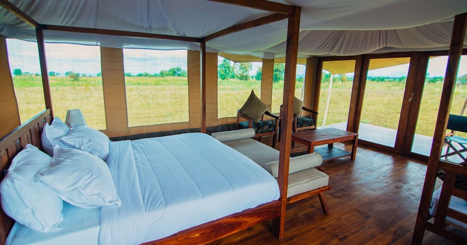 Family Room | Desk, laptop workspace, free WiFi, bed sheets