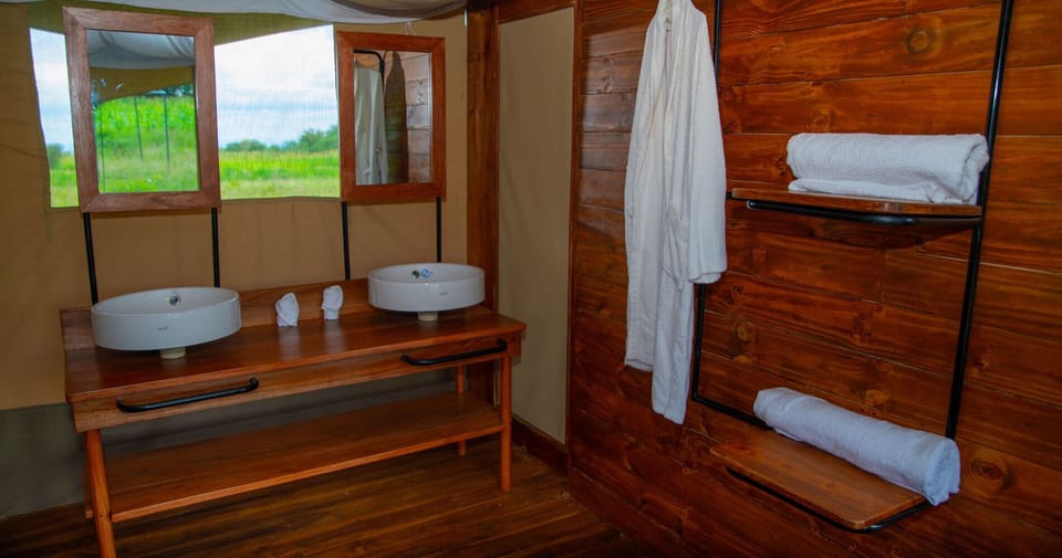 Family Room | Desk, laptop workspace, free WiFi, bed sheets