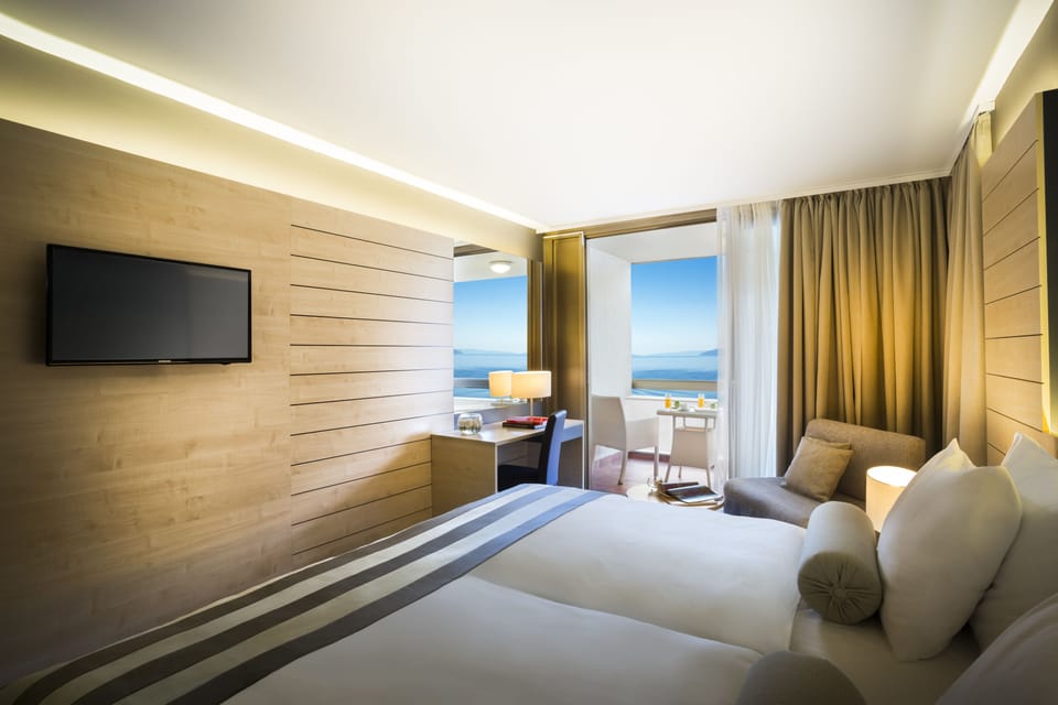 Superior Twin Room, Sea View | Minibar, in-room safe, desk, free cribs/infant beds