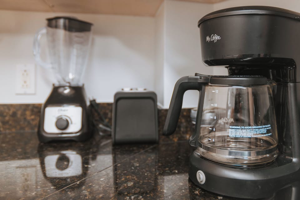 Full drip coffee pot, blender and toaster 