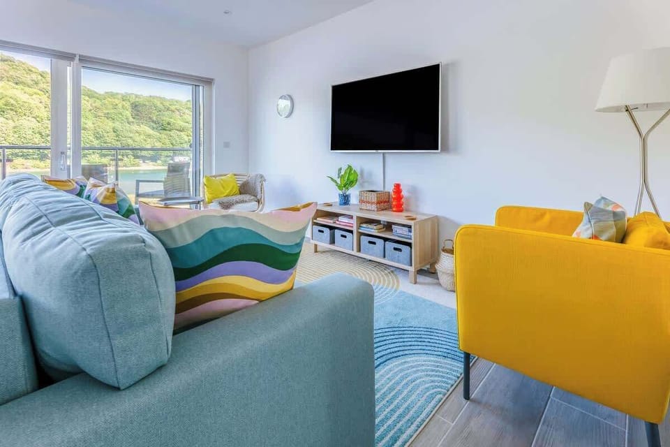 After a day of paddleboarding, swimming, or exploring the Jurassic Coast, relax and unwind in this cosy lounge, where you can soak up stunning views of the Axe River.