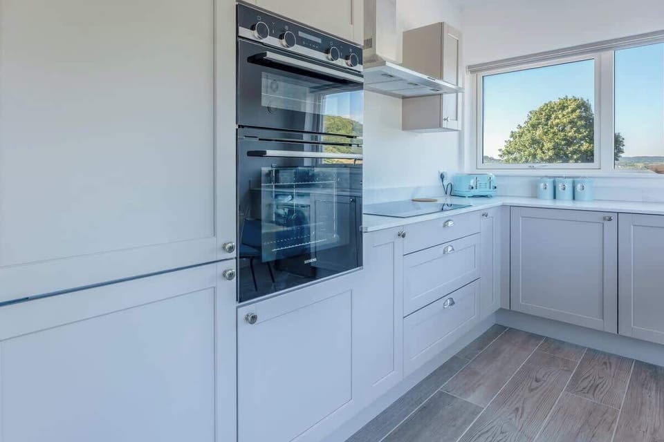 A fully equipped kitchen with everything you need for everyday living – perfect for preparing lazy breakfasts, packed lunches for coastal adventures, or a cosy evening meal after a day exploring.