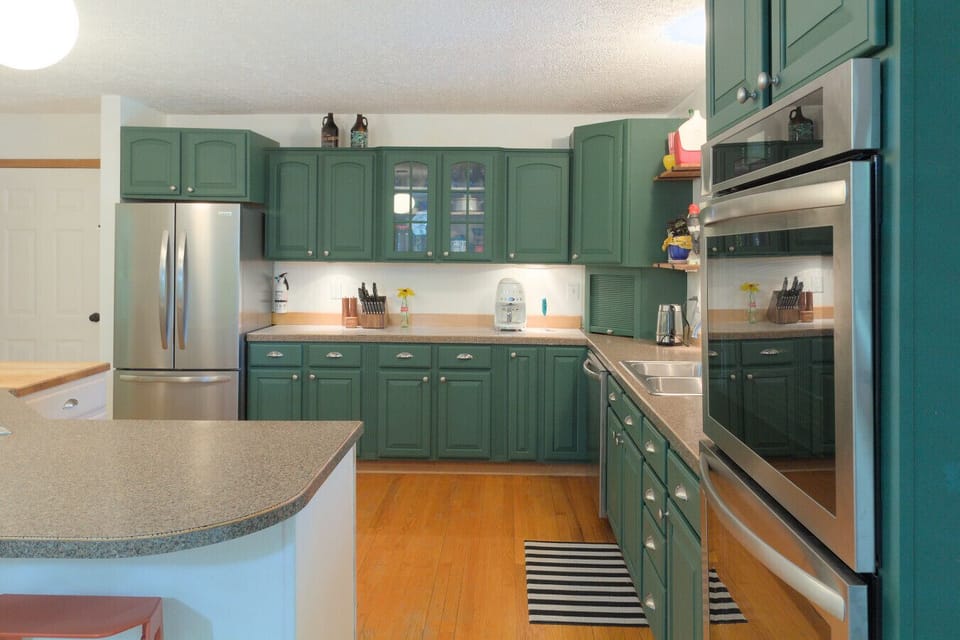 Vintage camp charm kitchen 🌿🍽️ Fully stocked with everything you’ll need—all of the essentials plus an airfryer, garlic press, wine bottle opener, popcorn machine and more—this kitchen makes it easy to cook up anything from a quick snack to a full feast. 