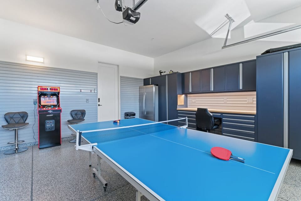 Garage game room w/ ping pong table & arcade for laid-back fun indoors