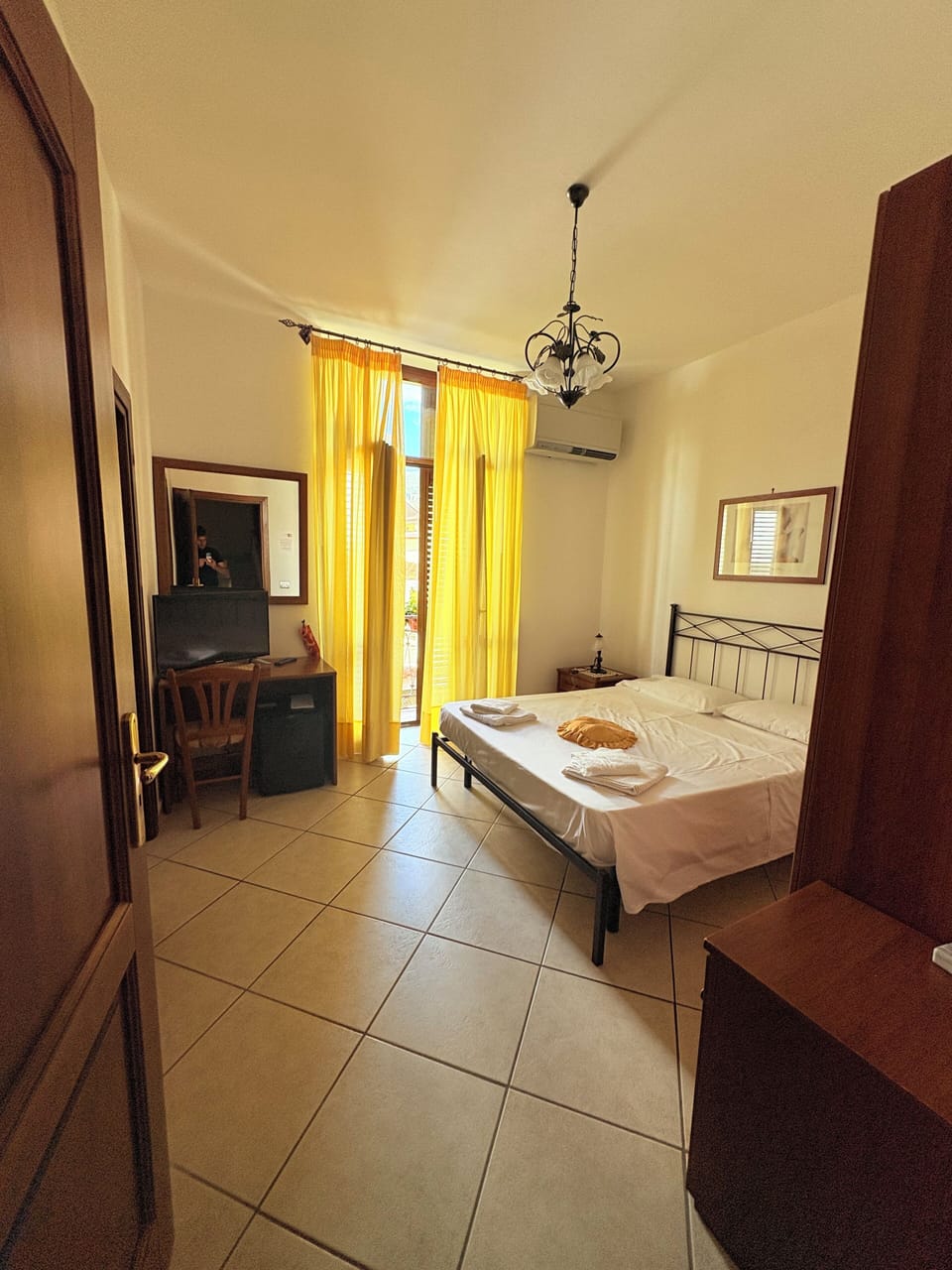 Comfort Room | Hypo-allergenic bedding, in-room safe, desk, blackout drapes