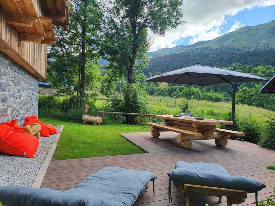 Outdoor garden with barbecue, grill, furnished terrace, pétanque court