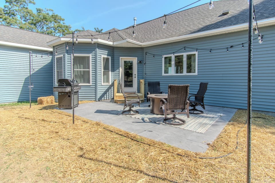 Back Patio w/ Gas Grill & Firepit
