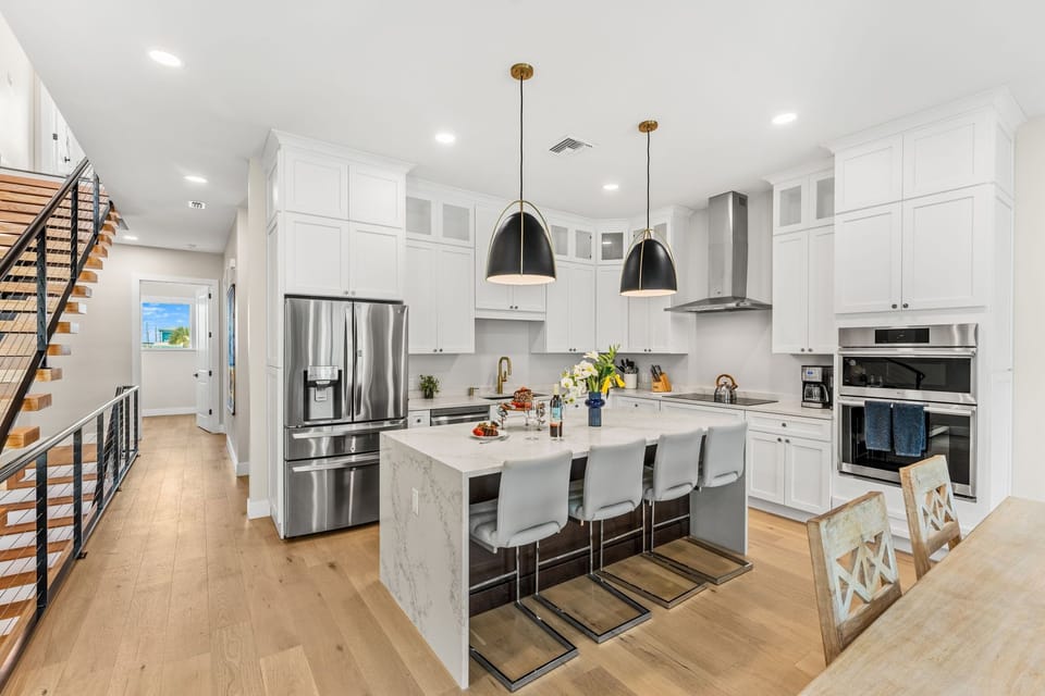 Sleek modern kitchen desing with breakfast bar that seats four