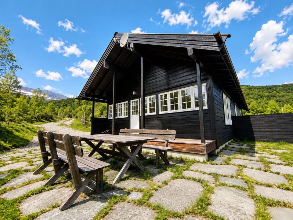 Large garden with barbecue and relaxation areas