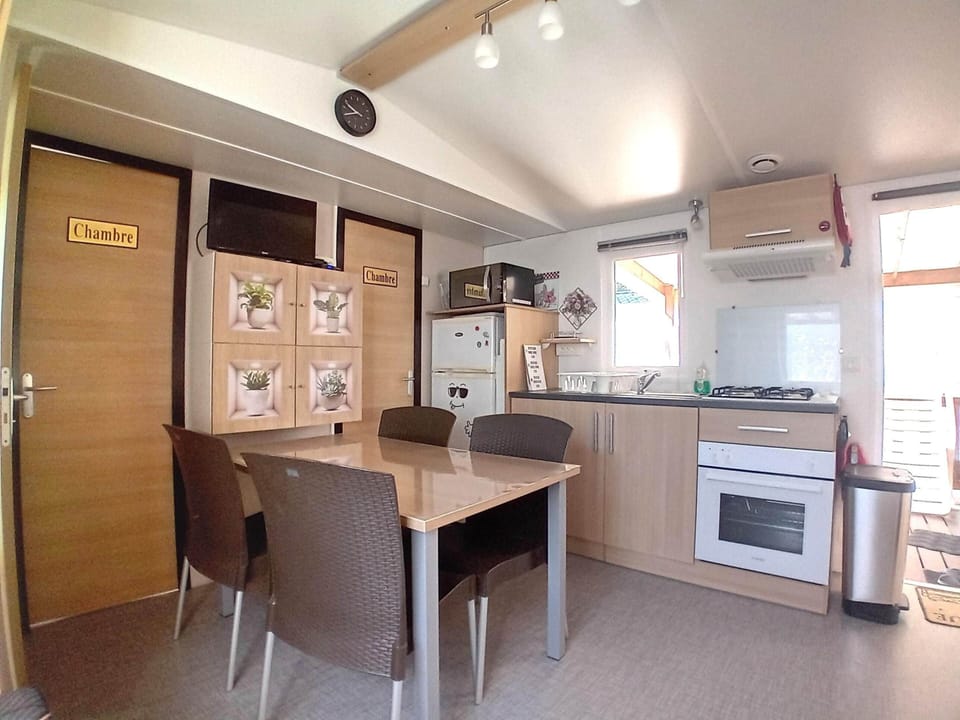 Mobile Home | Private kitchen | Stovetop, highchair