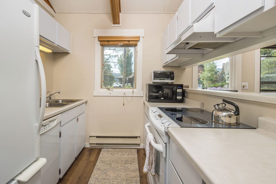 Plenty of kitchen appliances perfect for cooking tasty meals!