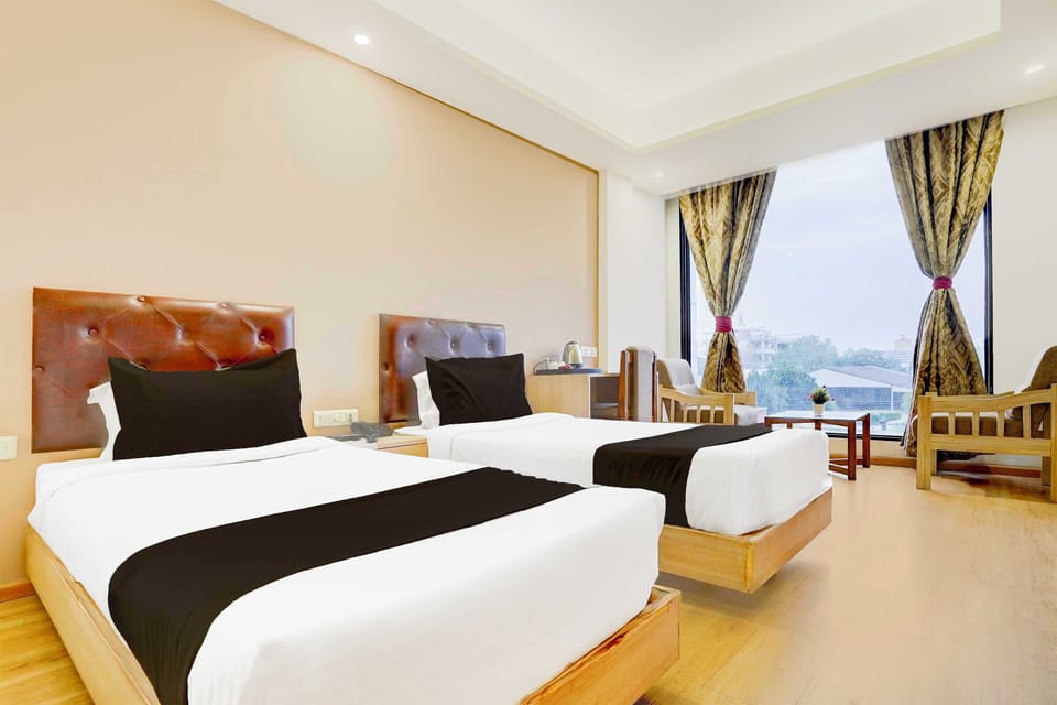 Deluxe Room | Desk, WiFi (free), bed sheets