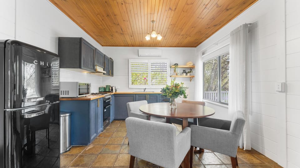 House, Garden View | In-room dining