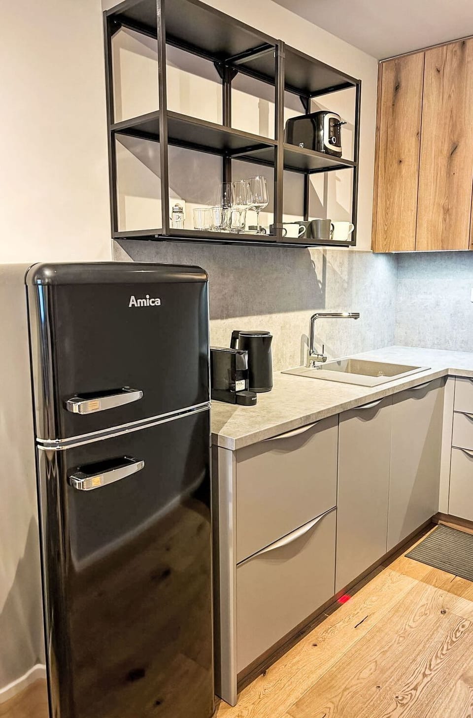 Kitchen Appliance, Kitchen, Interior Design, Major Appliance, Furniture, Cabinetry, Countertop, Home Appliance, Refrigerator, Flooring