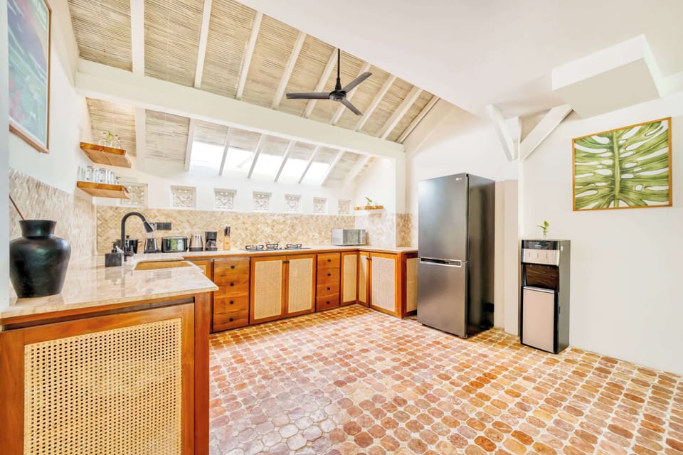Fully equipped open plan kitchen.