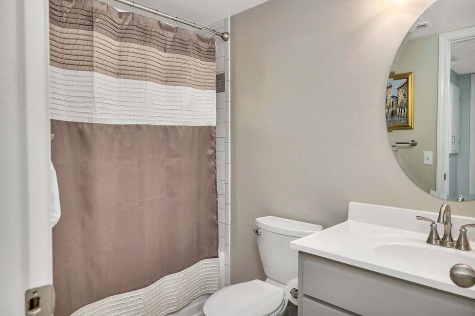 Shipwatch 106 - Guest bathroom with shower/tub combo