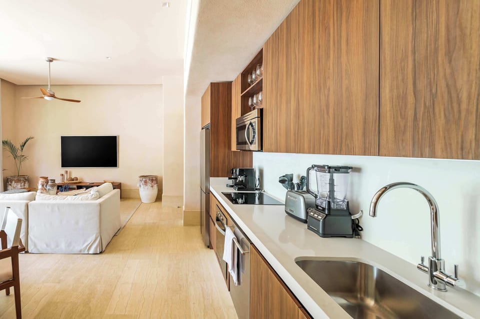 Cocina completa con elementos básicos para una estancia placentera