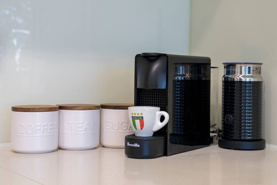 Nespresso coffee machine with milk frother. Coffee, tea and sugar included
