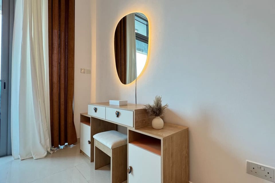 Designed to complement the décor, this decorative mirror brings warmth, balance, and modern elegance.