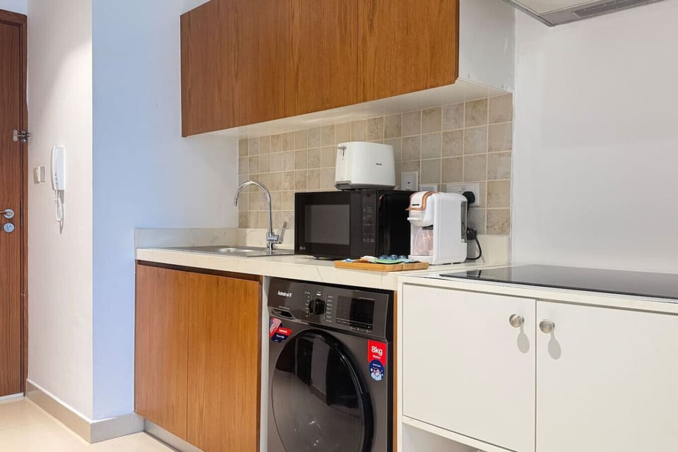 Beautifully appointed with modern finishes and everyday essentials, this kitchen is perfect for dining in.