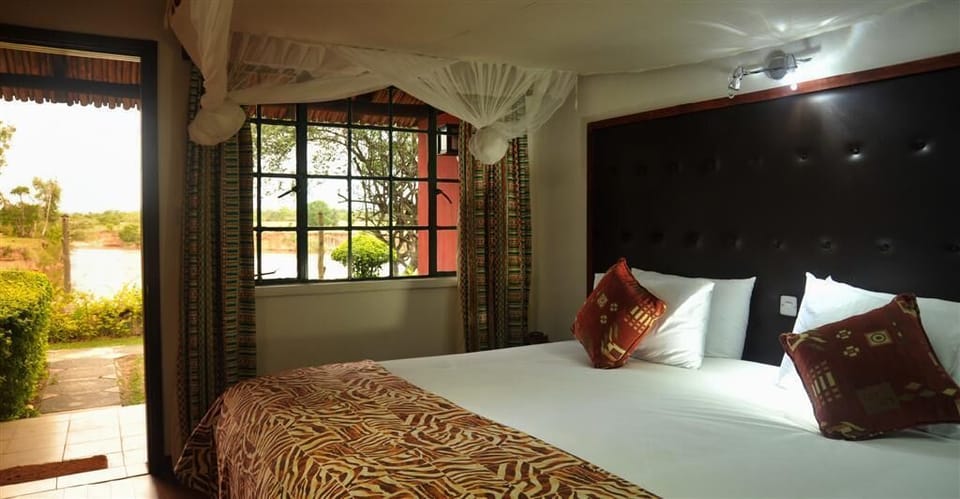 Premium bedding, desk, blackout drapes, soundproofing