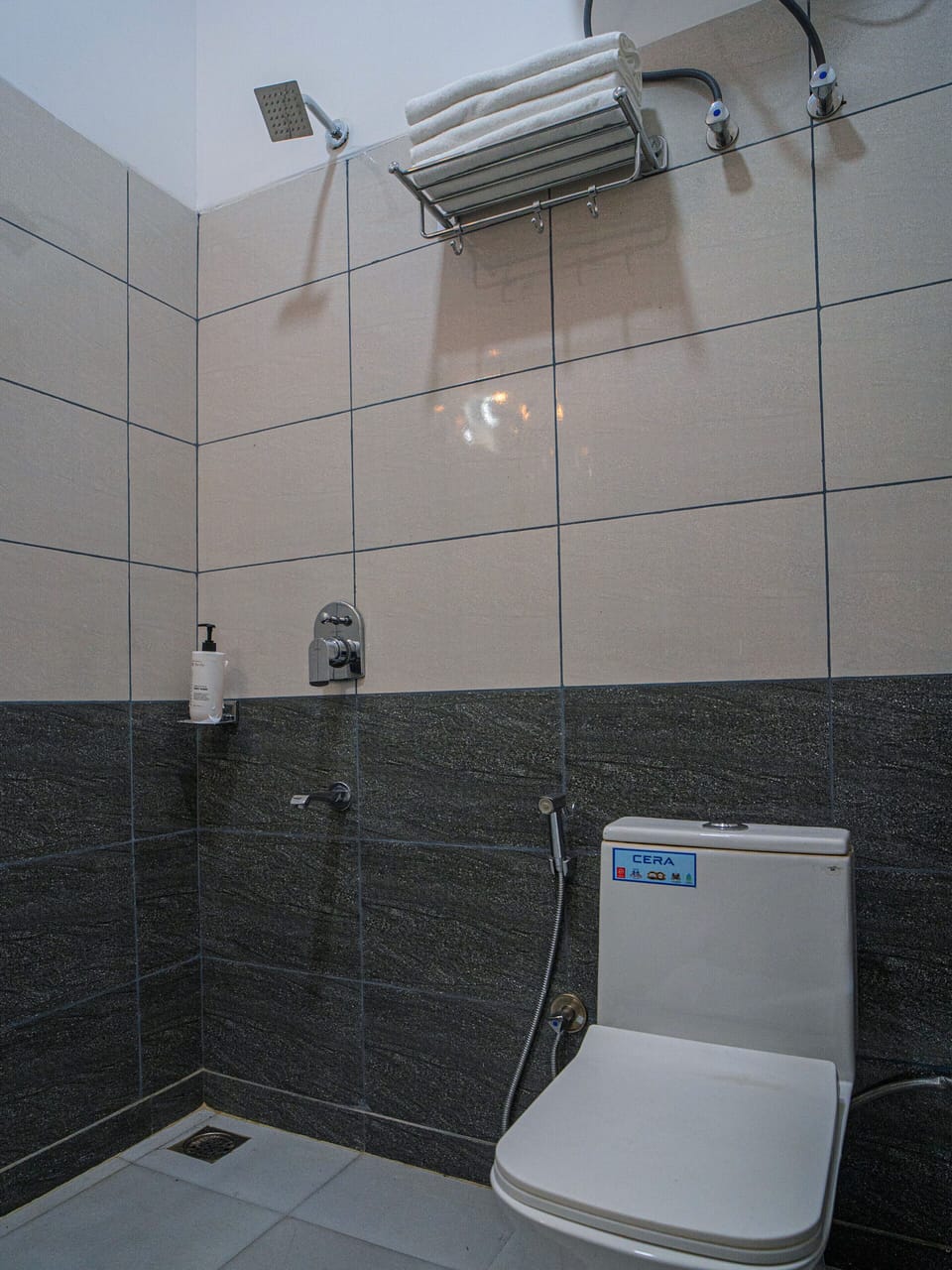 Deluxe Double Room, 1 King Bed, Non Smoking | Bathroom | Designer toiletries, hair dryer, towels, soap