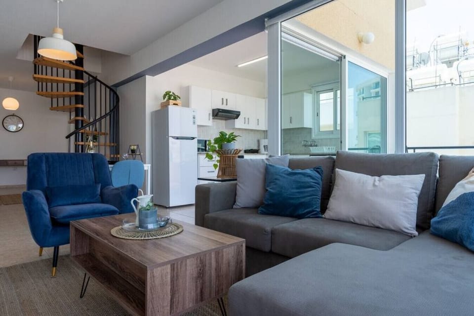 Apartment, 3 Bedrooms, Balcony, City View | Living room | 43-inch Smart TV with digital channels, streaming services