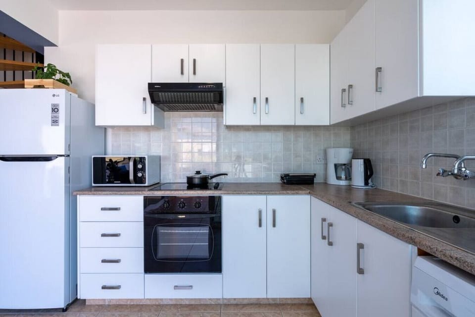 Apartment, 3 Bedrooms, Balcony, City View | Private kitchen | Fridge, microwave, oven, stovetop