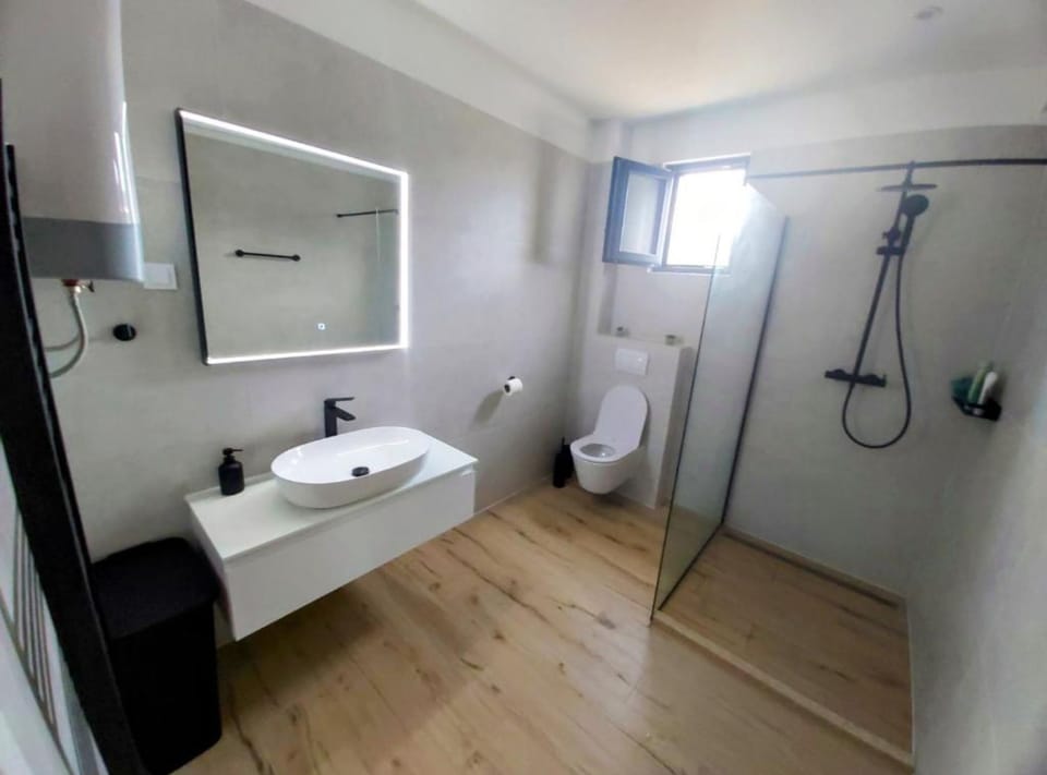 Villa (Four Bedroom Villa) | Bathroom | Shower, towels
