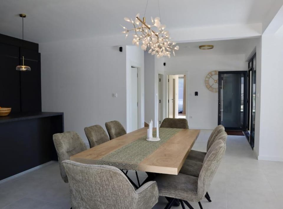 Villa (Four Bedroom Villa) | Dining room