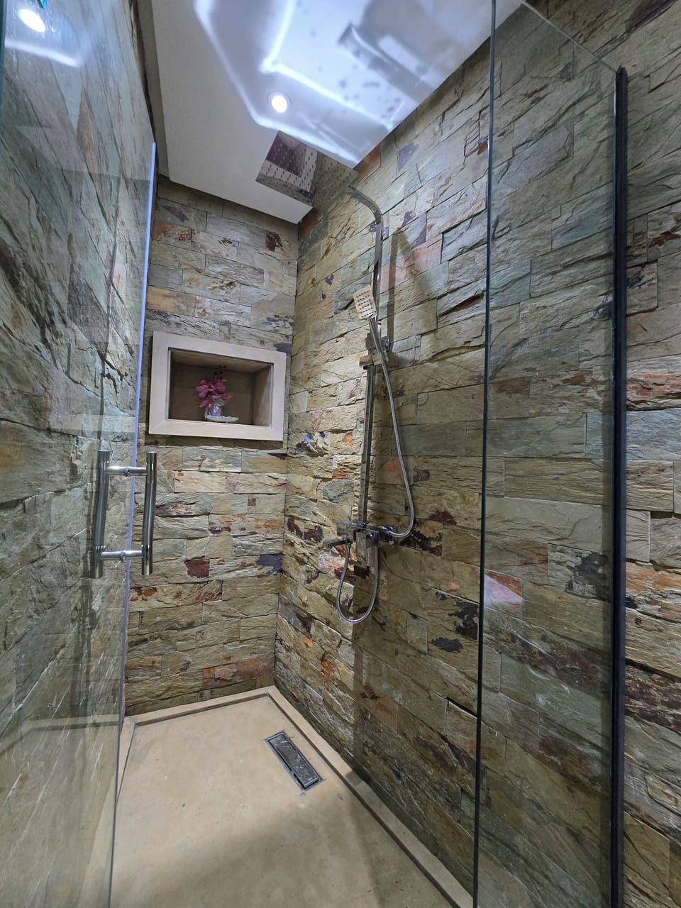 Deluxe Double Room, 1 Bedroom | Bathroom | Free toiletries, slippers, towels, soap