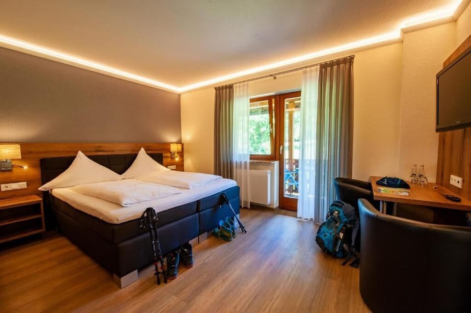 Double Room | In-room safe, desk, WiFi (free)