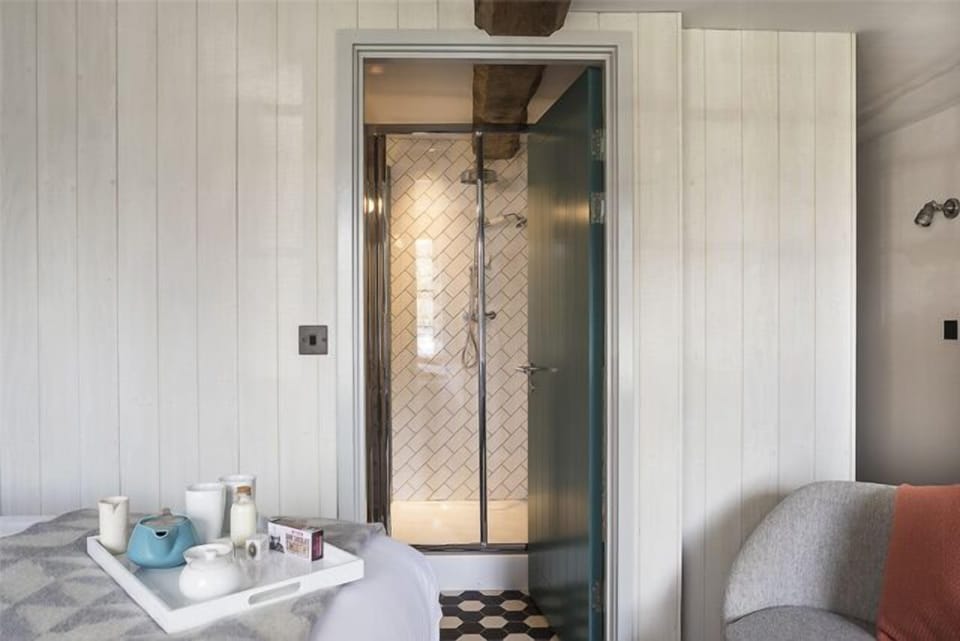 Premium bedding, minibar, desk, iron/ironing board